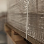Montones de mercancías envueltas en película estirable sobre palés de madera